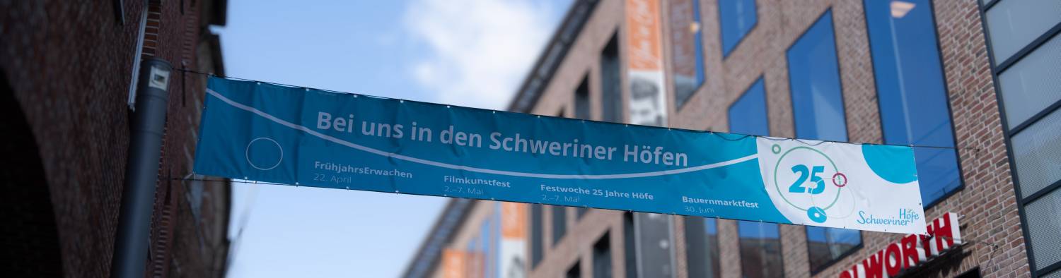 Straßenbanner 25 Jahre Schweriner Höfe