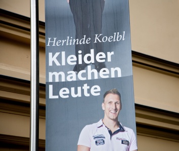 Fahne zur Herlinde Koelbl Ausstellung in Schwerin